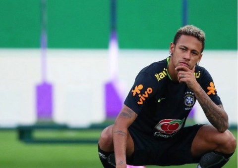 Neymar denuncia homem que se passava por ele mandando mensagens 
