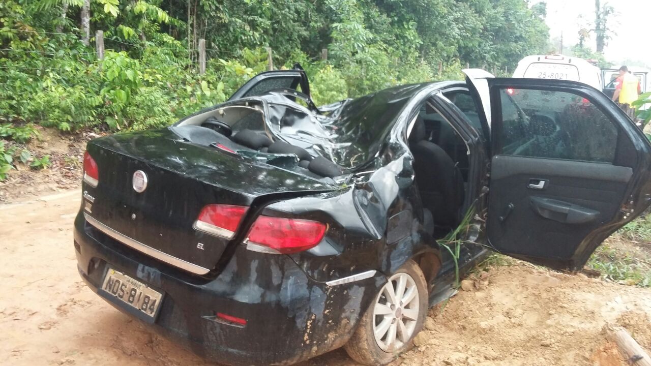 No Amazonas, árvore tomba sobre carro e mata motorista