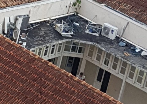 Vídeo mostra escola pública sendo depenada por assaltantes no centro de Manaus