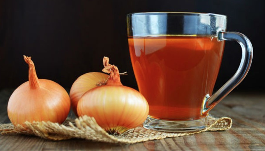 Chá feito de cebola é indicado para combater insônia. Saiba como preparar 