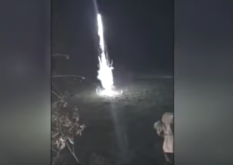 Mãe filma momento que filha de 4 anos é atingida por fogo de artifício durante espetáculo