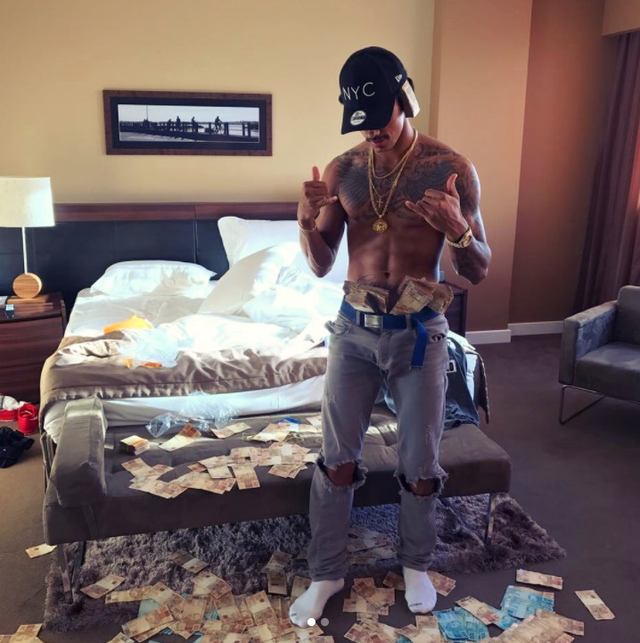 MC Livinho ostenta pesado com maços de dinheiro em vídeo