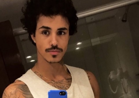 MC Livinho ostenta pesado com maços de dinheiro em vídeo