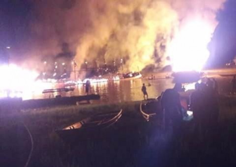 Barco explode e incêndio destrói outras 3 embarcações em flutuante no Amazonas 