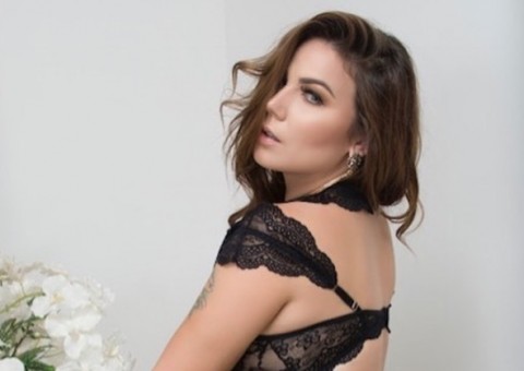  Ex-BBB Maria Claudia posa fatal de lingerie e empina bumbum redondinho 