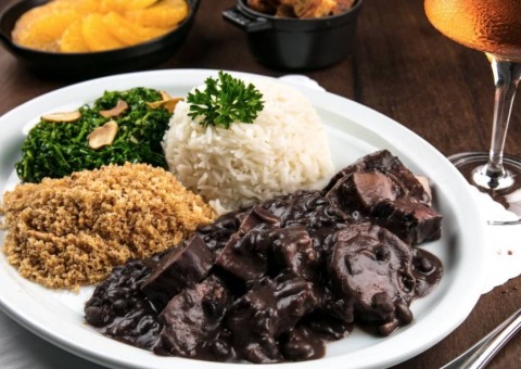 Manifesta LGBT+ realiza feijoada em prol de casa de acolhimento