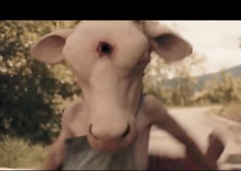 Novo Massacre da Serra Elétrica Leatherface ganha 3 clipes bizarros. Assista