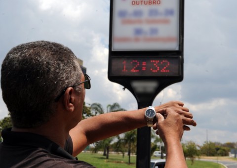 Horário de Verão começa neste domingo em três regiões do país