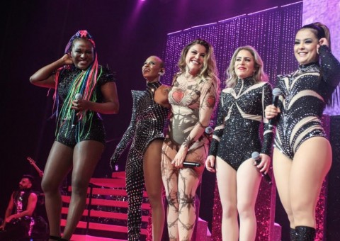 Rouge volta com tudo em show repleto de famosos