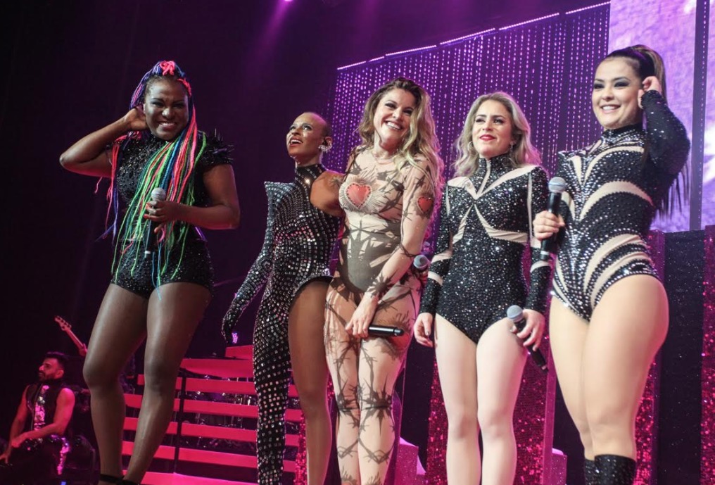 Rouge volta com tudo em show repleto de famosos