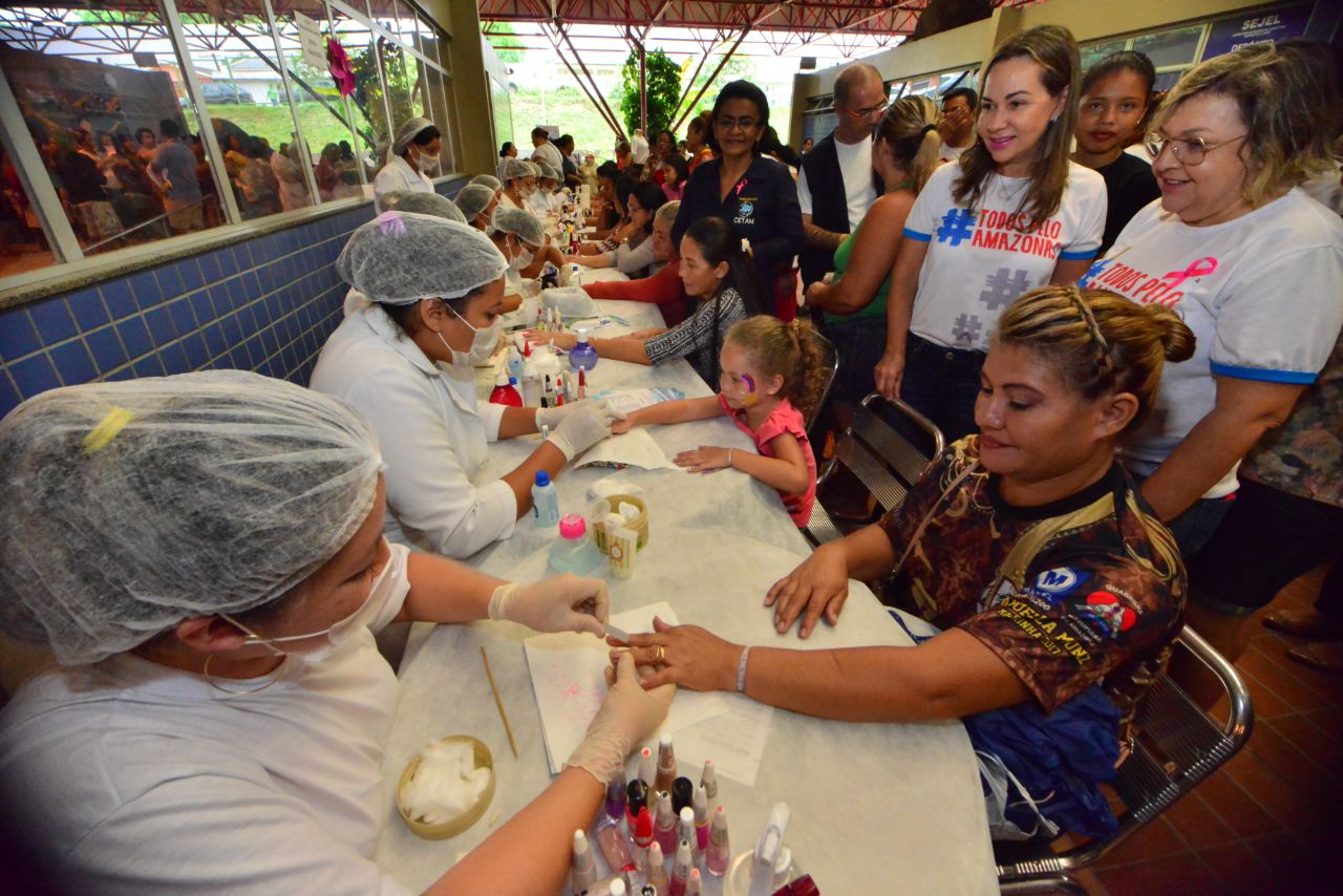 Programa oferece serviços gratuitos de saúde, educação e emissão de documentos em Manaus