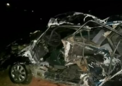 Família é arremessada de carro e morre após grave acidente 