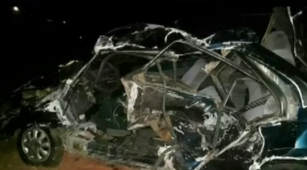 Família é arremessada de carro e morre após grave acidente 