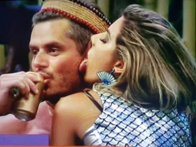 A Fazenda: bêbada, Ana Paula Minerato tenta ficar com Marcos e é rejeitada