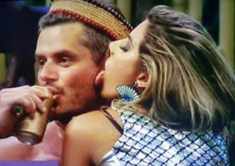 A Fazenda: bêbada, Ana Paula Minerato tenta ficar com Marcos e é rejeitada