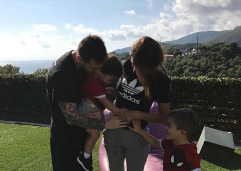   Com foto de barriguinha, Messi e esposa confirmam que serão pais pela terceira vez