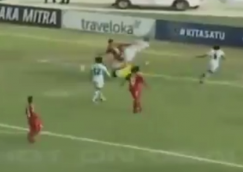 Vídeo: Goleiro morre após se chocar violentamente com jogador durante partida