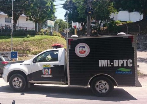 Caseiros encontram ossada humana na beira de igarapé em Manaus