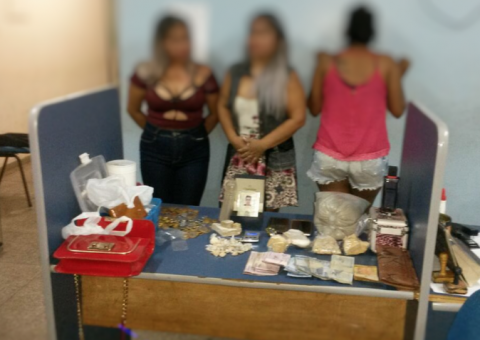 Mãe e filha são presas acusadas de comandar boca de fumo no Amazonas