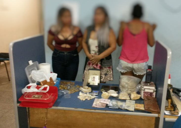 Mãe e filha são presas acusadas de comandar boca de fumo no Amazonas