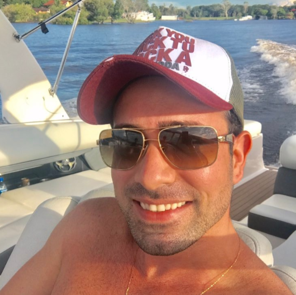 Ex-vocalista da banda 'Tô à Toa' desaparece após cair de lancha em Manaus