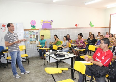 Arthur anuncia gratificação de 15% para professores em salas de aula de Manaus
