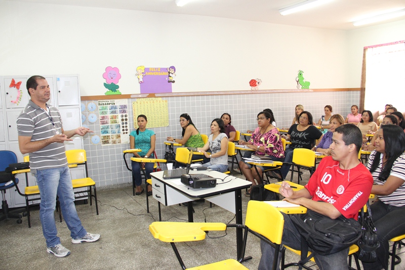 Arthur anuncia gratificação de 15% para professores em salas de aula de Manaus