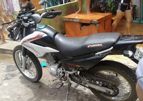 Motocicleta falha na hora da fuga e assaltantes são espancados por populares no Amazonas
