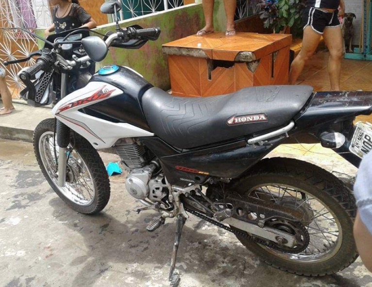 Motocicleta falha na hora da fuga e assaltantes são espancados por populares no Amazonas