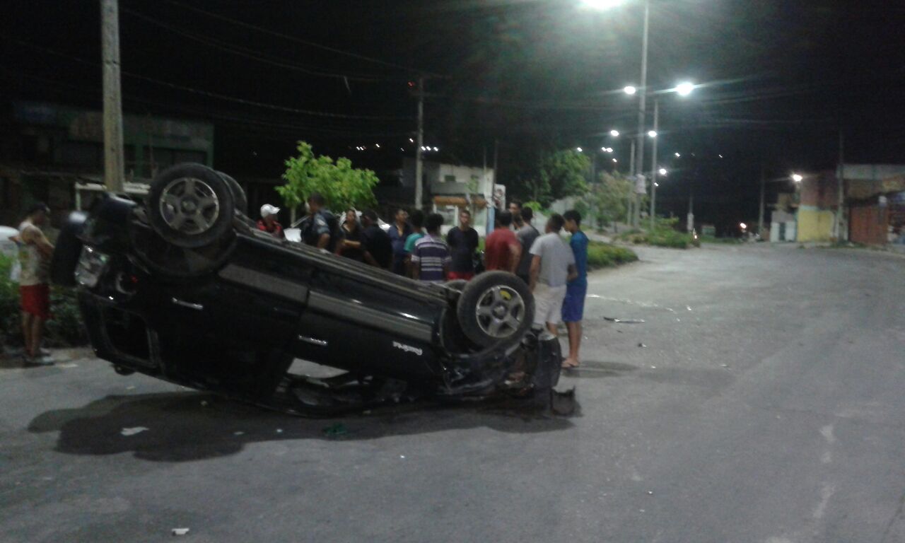 Mulher fica ferida após carro capotar em avenida de Manaus