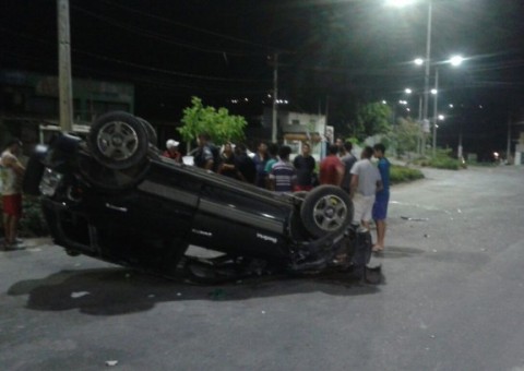 Mulher fica ferida após carro capotar em avenida de Manaus
