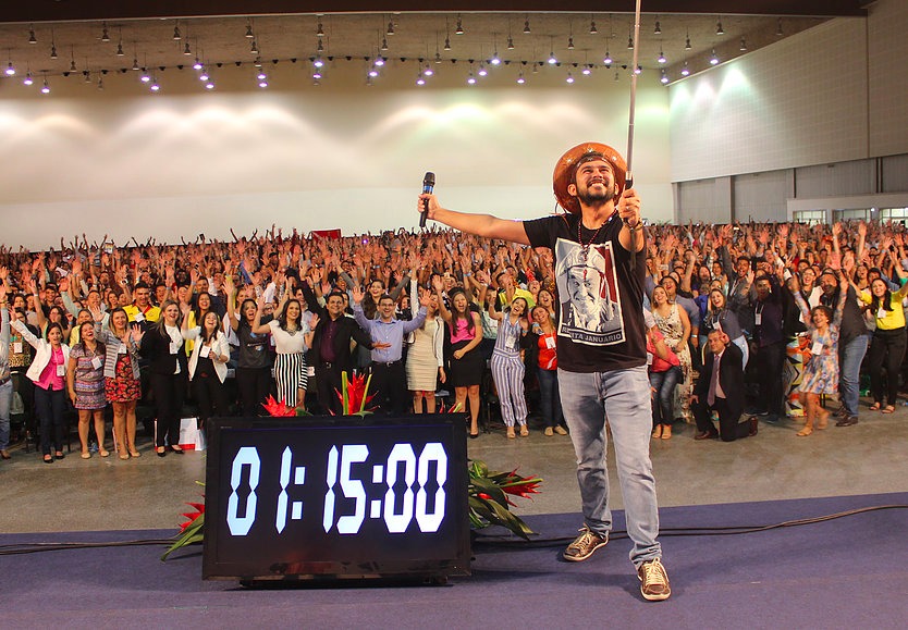 Bráulio Bessa apresenta espetáculo em Manaus 'Essa palestra é pra quem tem sonhos'