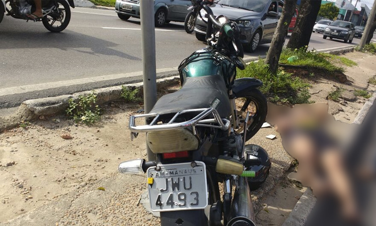 Grávida fica ferida após colisão entre motocicletas em avenida de Manaus