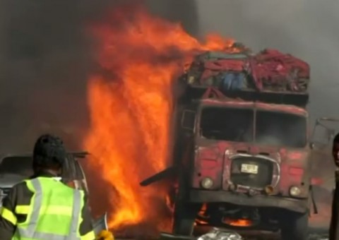 Atentado com caminhões-bomba deixa ao menos 275 mortos na Somália