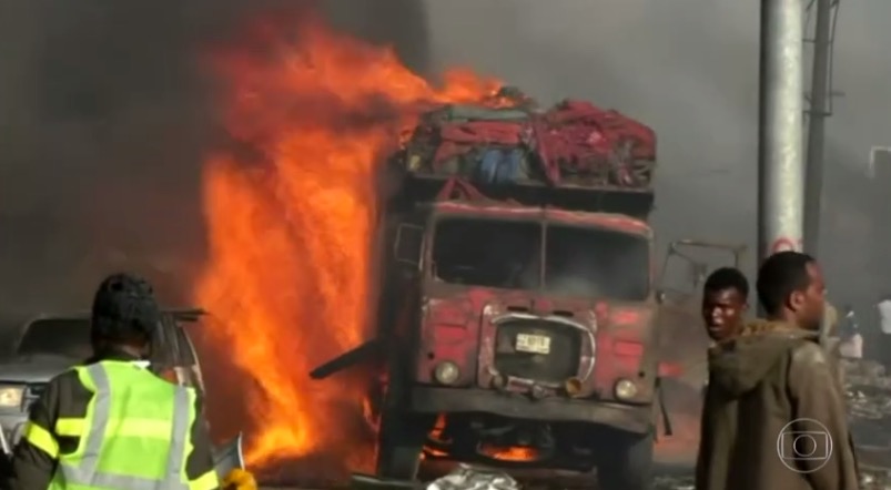 Atentado com caminhões-bomba deixa ao menos 275 mortos na Somália