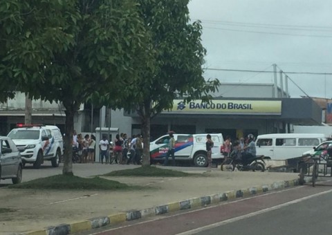 Vídeo mostra momento de assalto e bandido sendo morto no Banco do Brasil