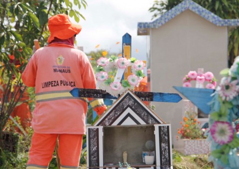 Cemitérios de Manaus passam por limpeza para o Dia de Finados 