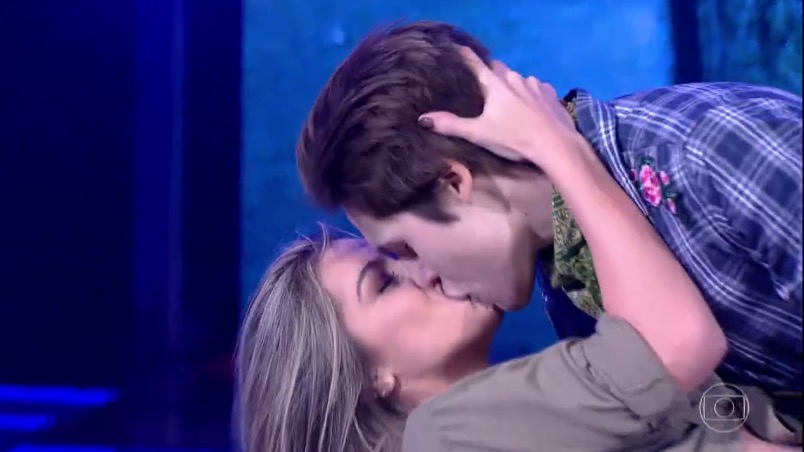 Após beijão, Faustão proíbe cena quente no Dança dos Famosos