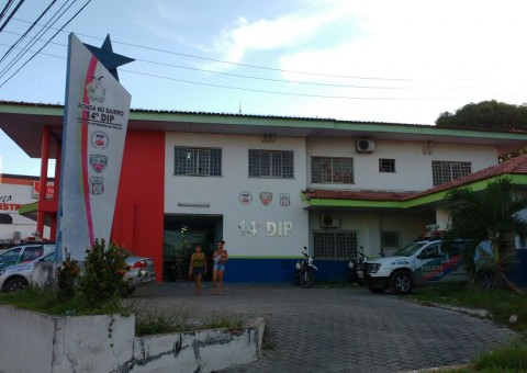 Em Manaus, dupla é presa em flagrante após fazer arrastão em ponto de ônibus