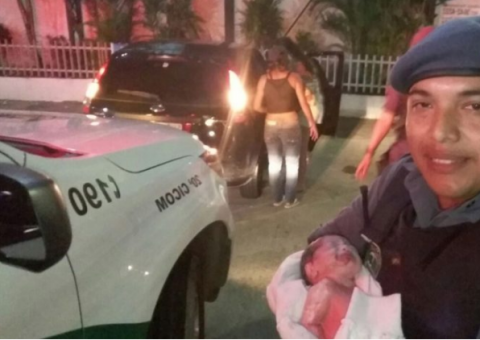 Bebê nasce dentro de carro com ajuda de policiais em Manaus