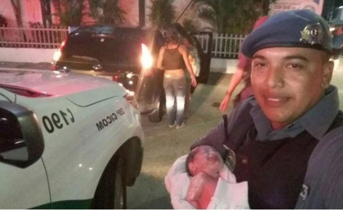 Bebê nasce dentro de carro com ajuda de policiais em Manaus