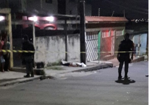 Com pedradas e tiros, adolescente é linchado por populares em Manaus