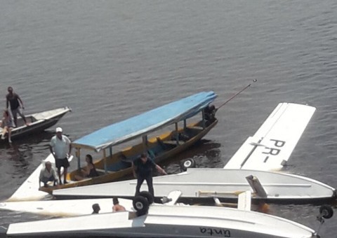 Hidroavião cai no rio Negro com cinco pessoas