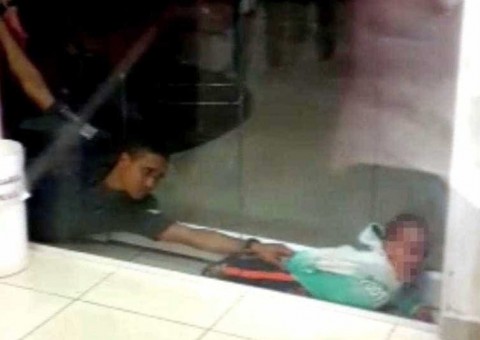 Menino é resgatado após ficar entalado em paredes de agência bancária