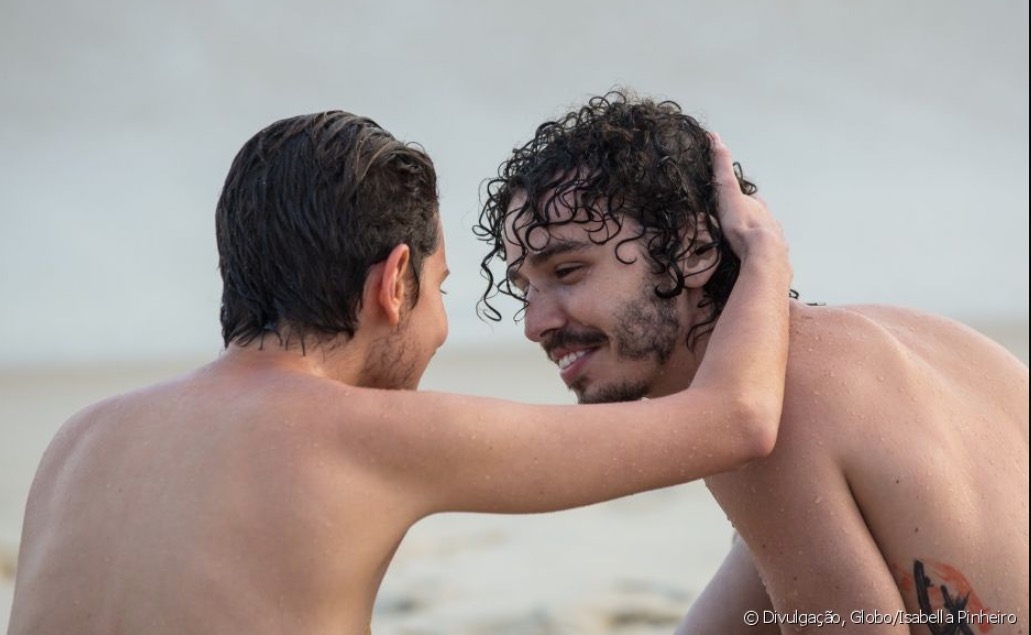 A Força do Querer: sem camisa e sem seios, Ivan grava cena final na praia; veja o que acontece