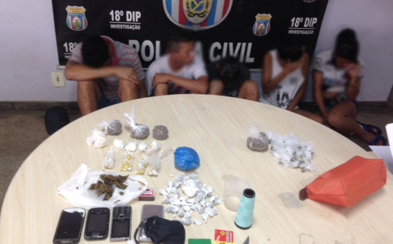 Grupo é flagrado embalando drogas embaixo de árvore em Manaus