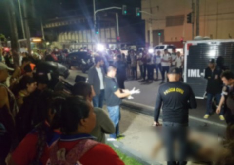 Homem perde controle de moto e morre ao colidir contra carro na Avenida Constantino Nery