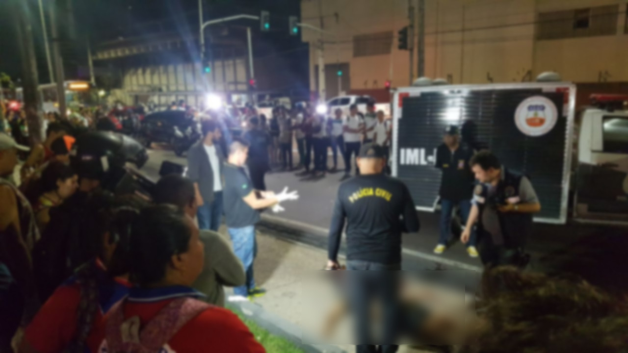 Homem perde controle de moto e morre ao colidir contra carro na Avenida Constantino Nery