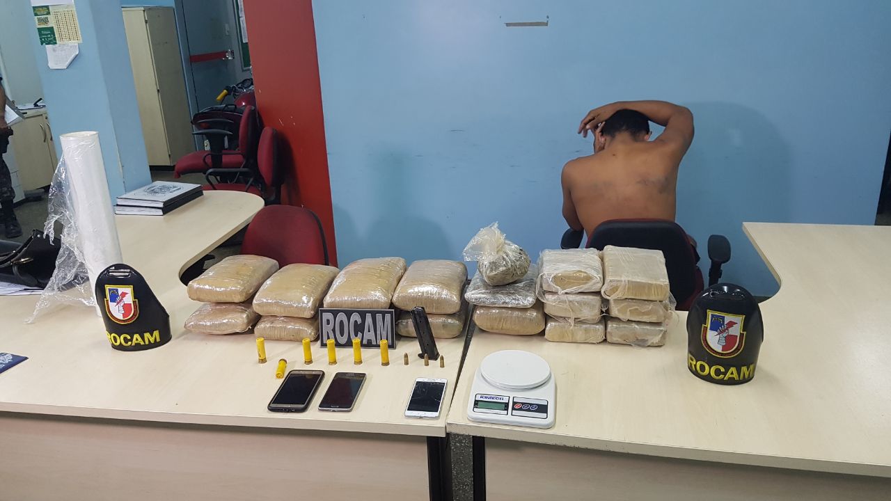 Grupo é preso com 15 kg de drogas em avenida de Manaus
