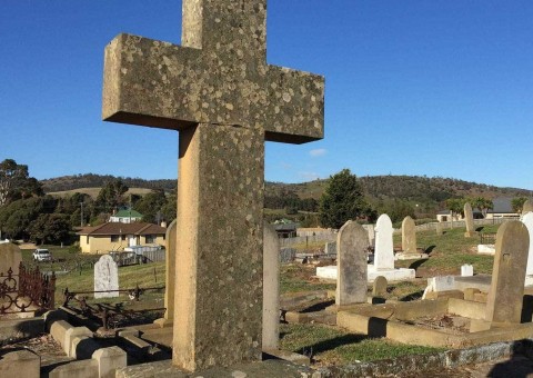 Adolescente sobrevive após ter olho arrancado e ser enterrado vivo em mata